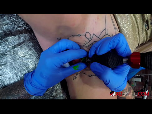 ❤️ Extreem getatoeëerde hottie Sully Savage kreeg een tatoeage op haar clitoris ❤️❌ Porno vk at nl.playcrot69.top ❤